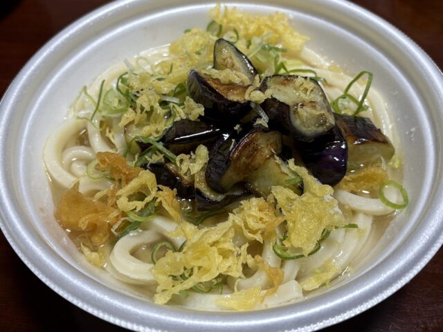 【丸亀製麺】冷たーい旨塩うどんに焼いたナスをトッピングしたら最高だね